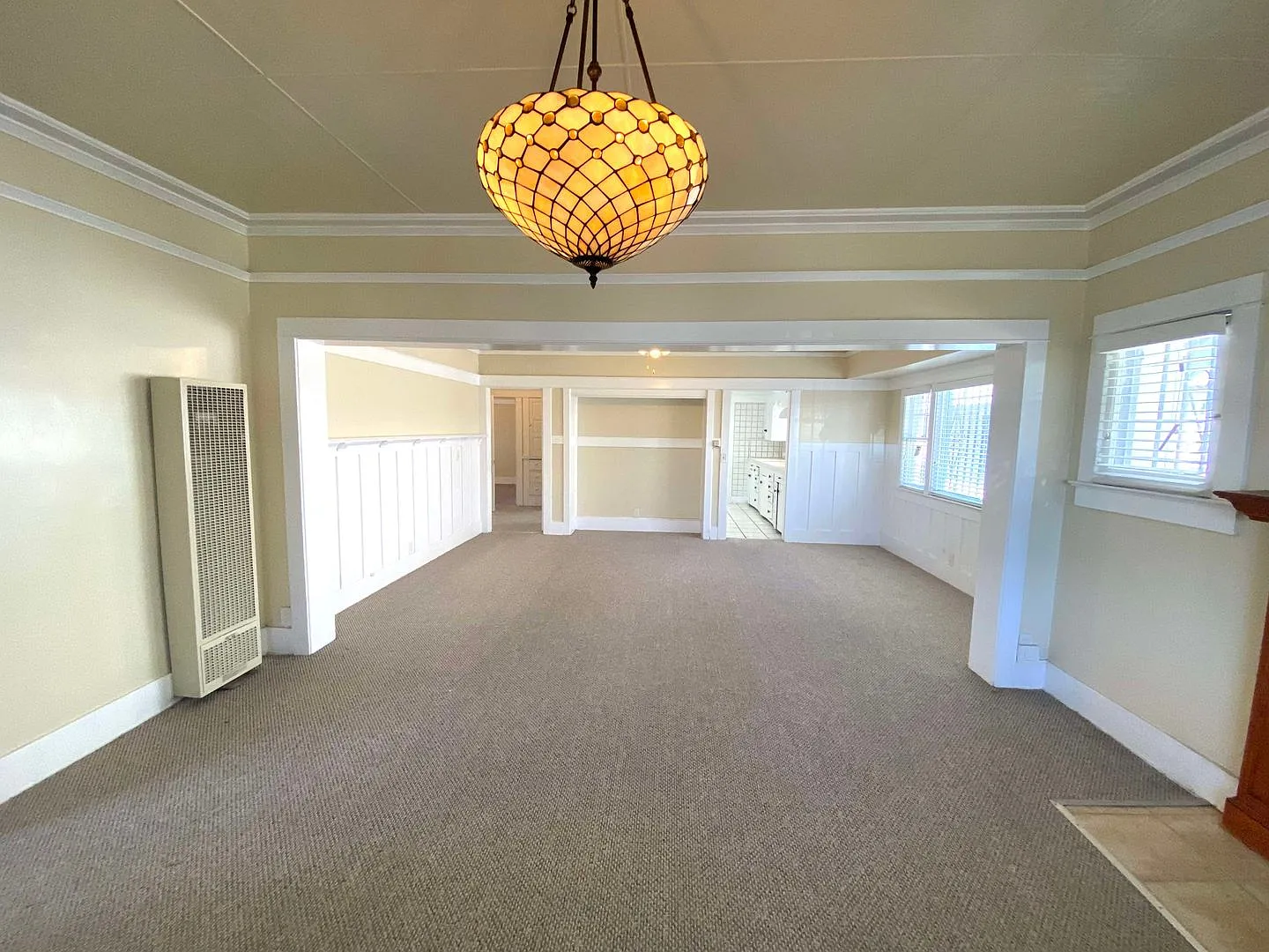 Fantastic Spacious Home 4 bedroom - 2 bath in Vermont Square — Photo 2