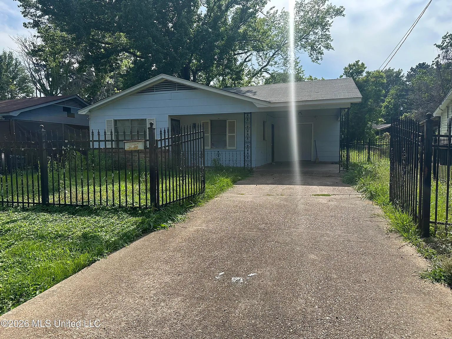 3 bed, 1.0 bath, 2332 sqft, $1,100 — Photo 2