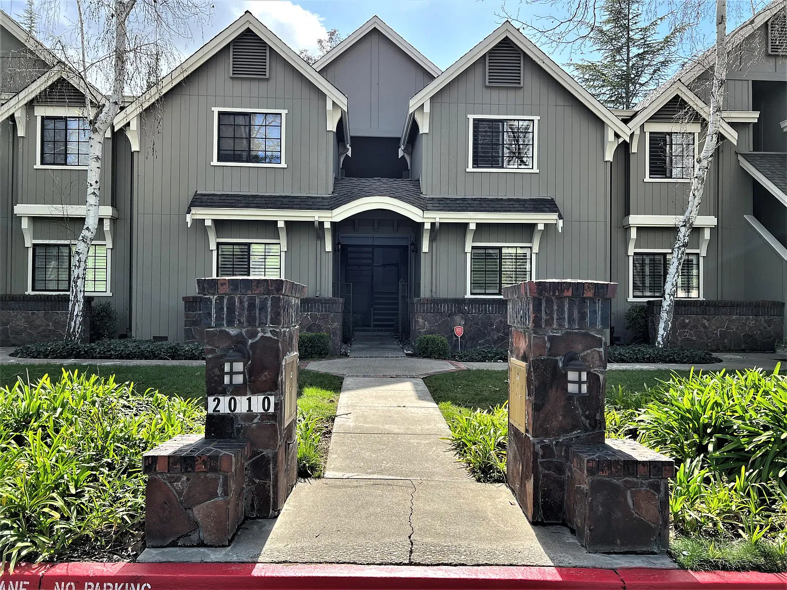 2 bed, 1042 sqft, $3,100 — Photo 3