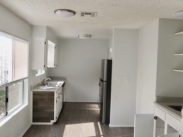1103 W Angeleno Ave #D — Photo 9
