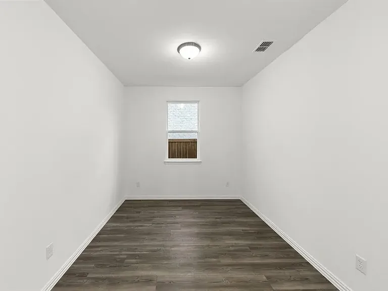1825 Plymouth Dr — Photo 8