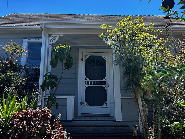 685 Edwards St — Photo 1
