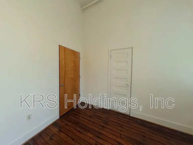 900 W Broad St — Photo 2