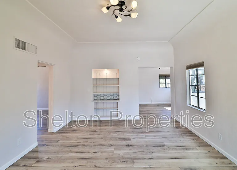 1802 N Laurel Ave — Photo 9