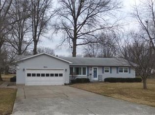 15 Parry Dr, Decatur, IL 62526