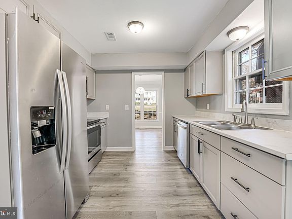 5th image of 8 Sanford Cir