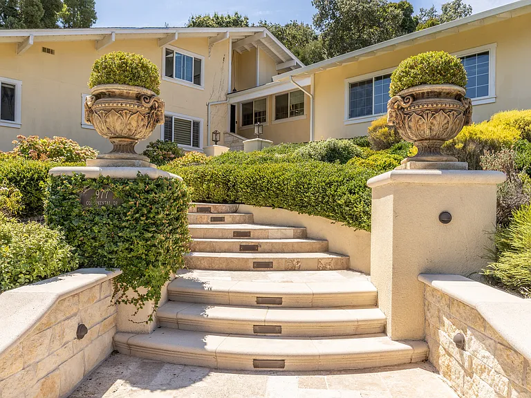 977 Continental Dr — Photo 2