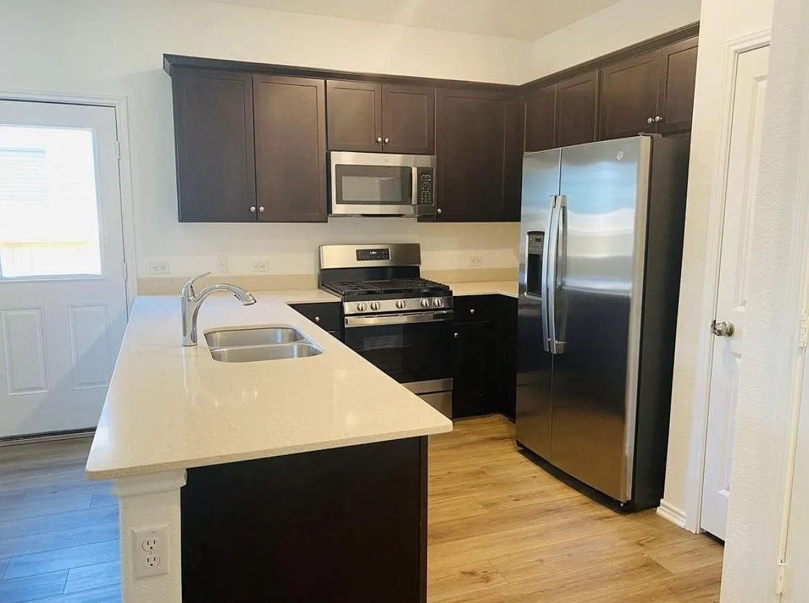 3 bed, 2.0 bath, 1300 sqft, $1,503 — Photo 3