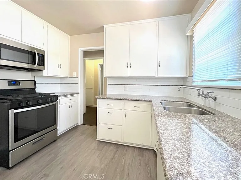 240 N Shamrock Ave — Photo 7