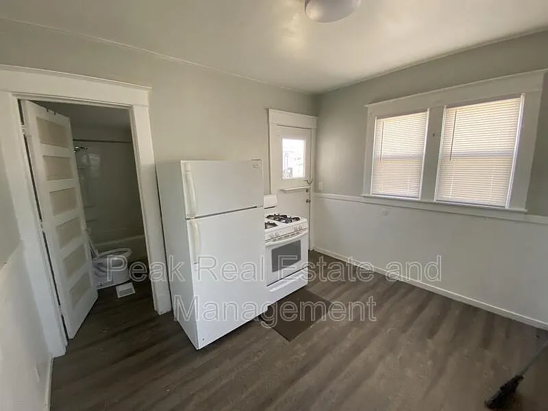 2 bed, 1.0 bath, $1,200 — Photo 2