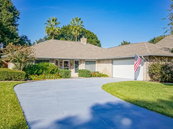 827 Millpond Dr, Sugar Land, TX 77498