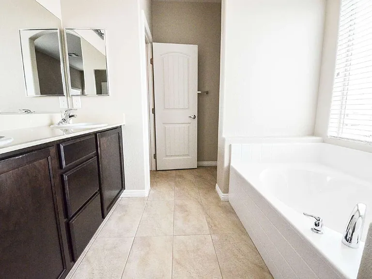 9422 Sand Tiger Ave — Photo 17
