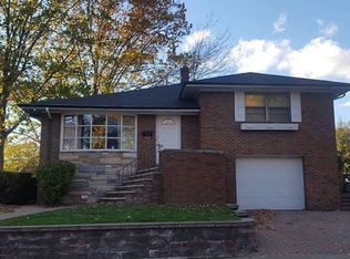 1073 Kingsland Ln, Fort Lee, NJ 07024