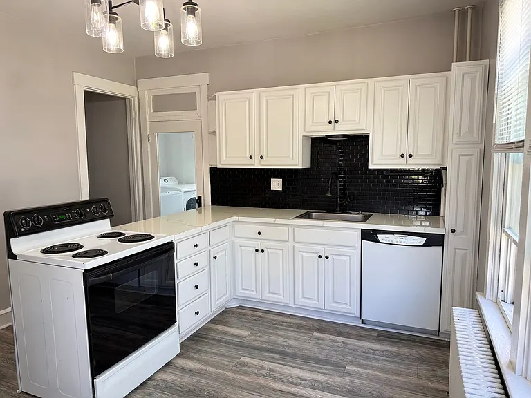 2146 Main St — Photo 2