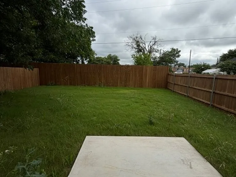 301 Live Oak St — Photo 2