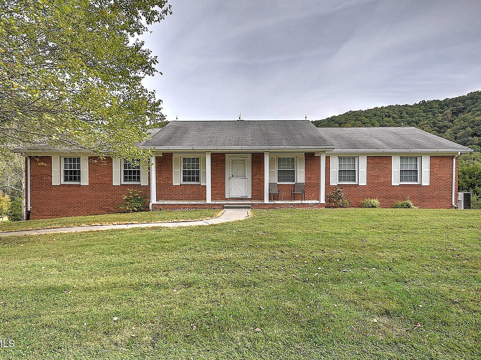 4 bed, 3.0 bath, 3480 sqft, $2,900 — Photo 1