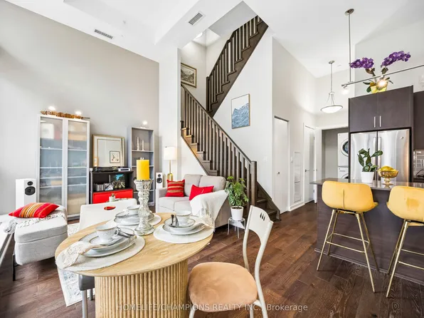 20 Bruyeres Mews #Townhouse 10, Toronto, ON M5V 0G8