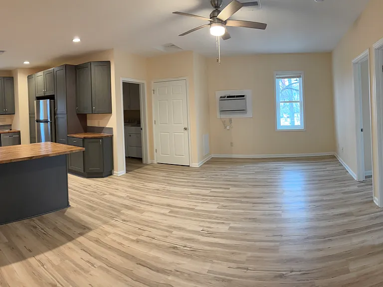 390 E Bay St — Photo 3