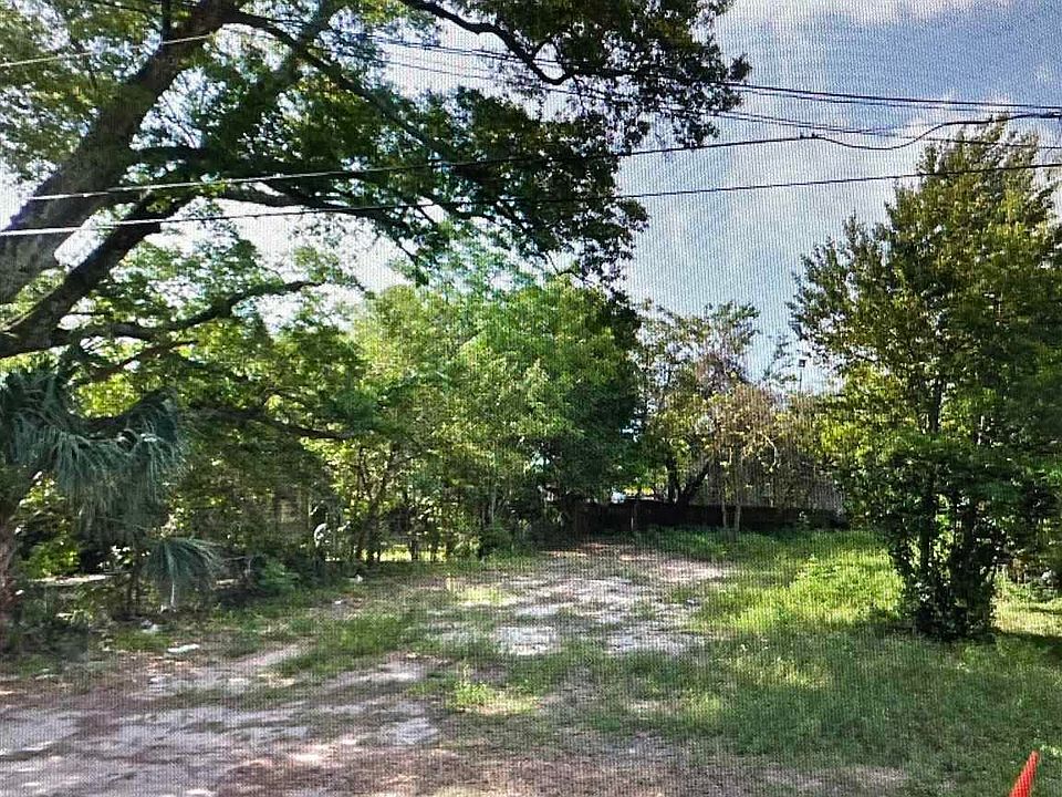 2nd image of 2203 W Gonzalez St
