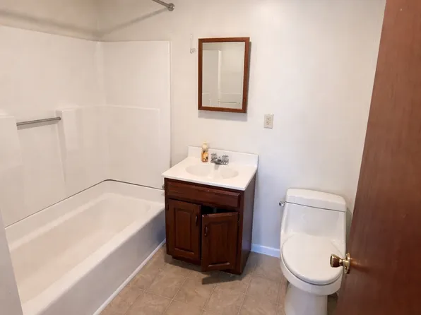 58 School St APT 1R, Manchester, NH 03102