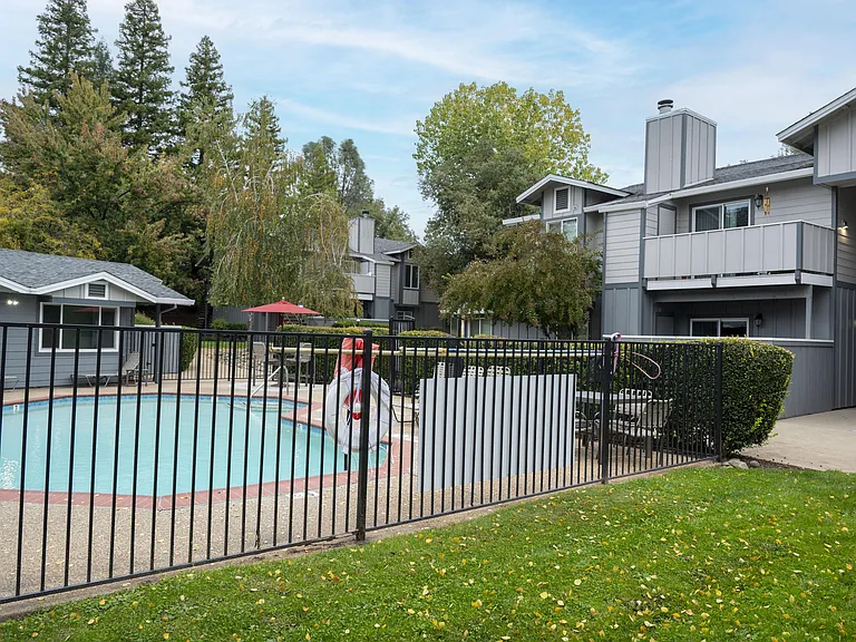 Sierra Oaks — Photo 10