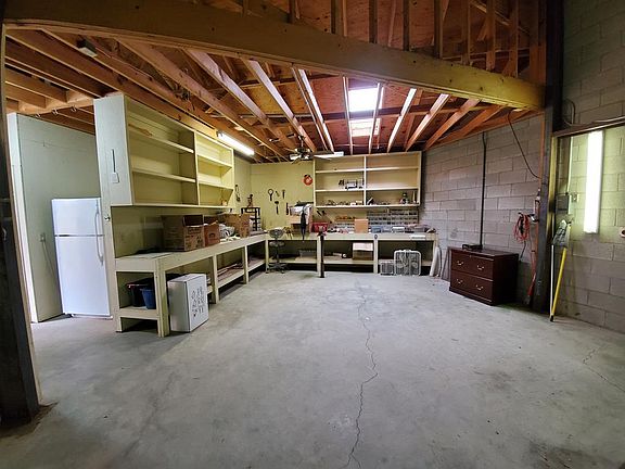 5th image of 902 E Sorrell Ln