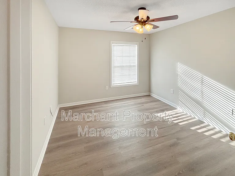 215 Rexford Dr — Photo 9