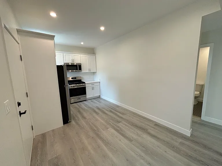 1435 N Ave 47 — Photo 3