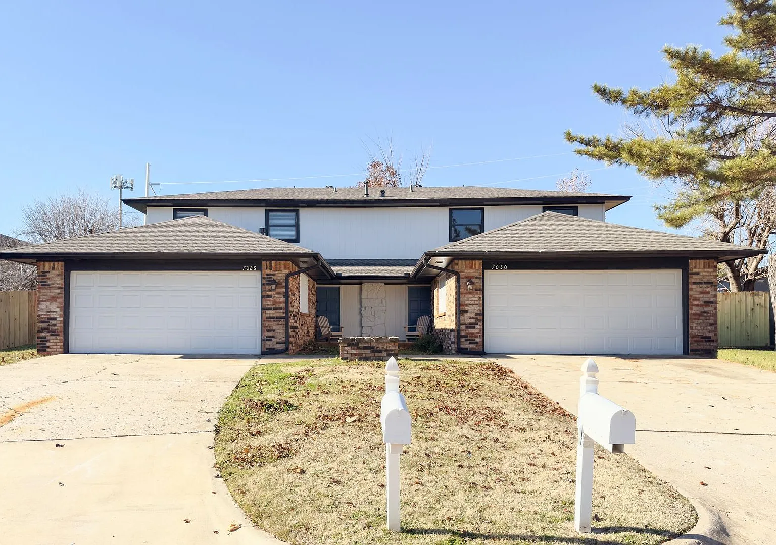Updated 3-Bedroom, 2-Bathroom Duplex with a Spacious Fenced Backyard! — Photo 4