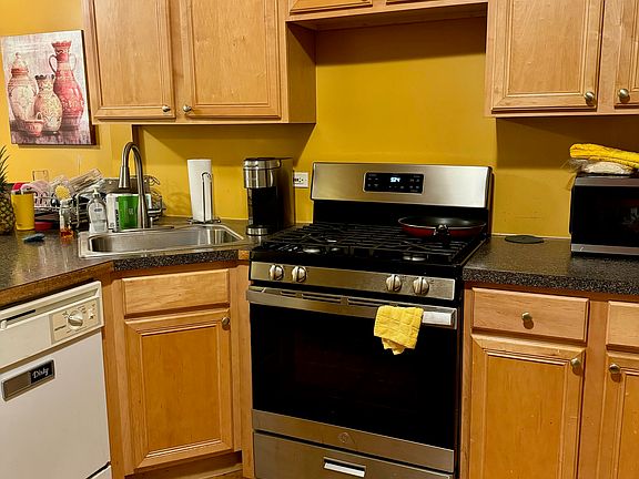 2nd image of 6458 N Greenview Ave #G