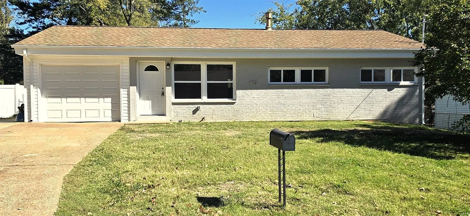 1924 Maple Ln photo 1