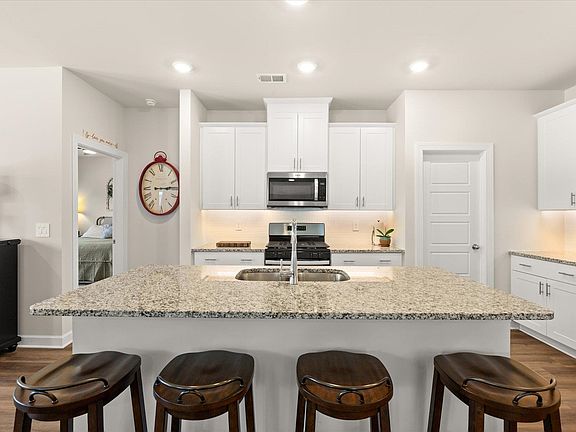 3rd image of 135 Lavinia Cir