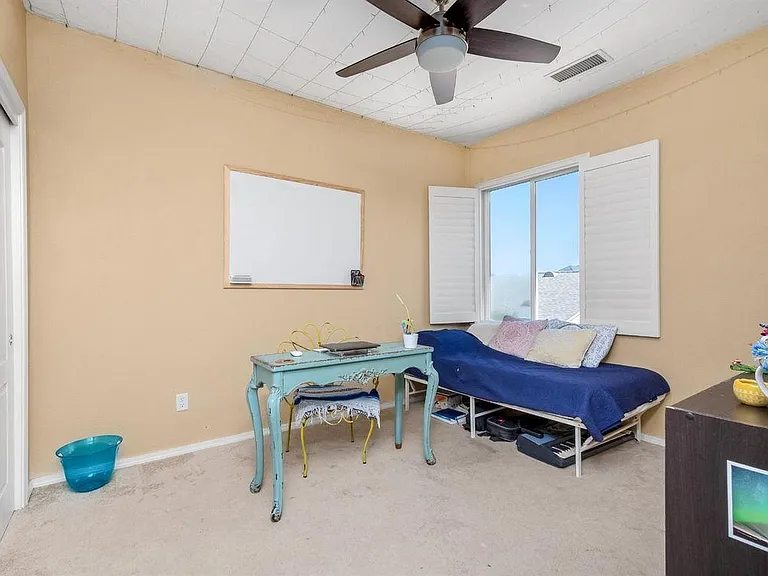 634 W Edinburgh Ln — Photo 2