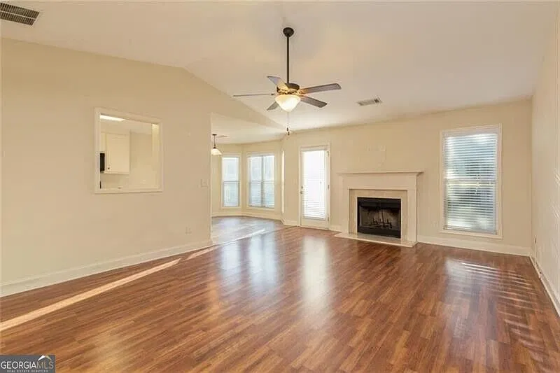 3 bed, 2.0 bath, 1454 sqft, $1,895 — Photo 4