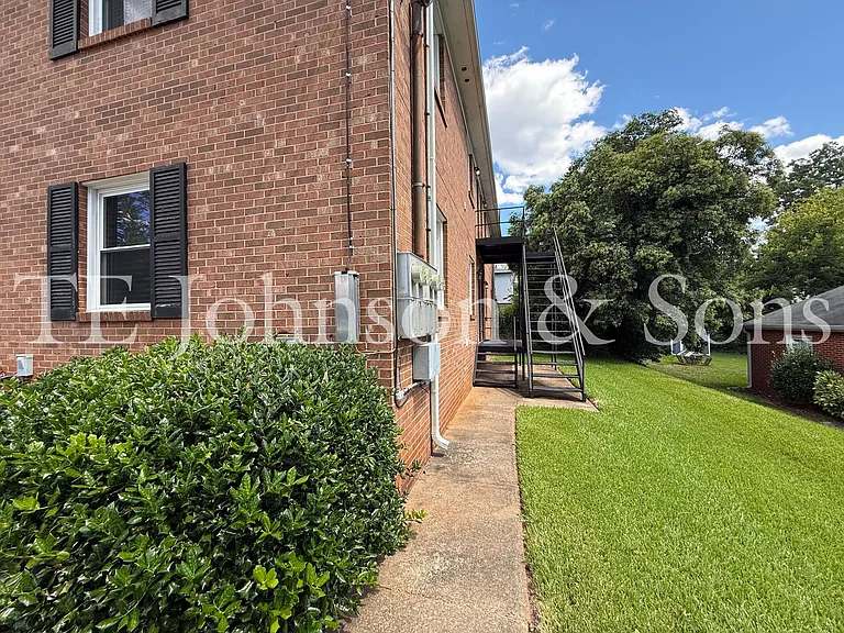 Modern 2 Bedroom Apartment with Water Included on Forsyth St — Photo 7
