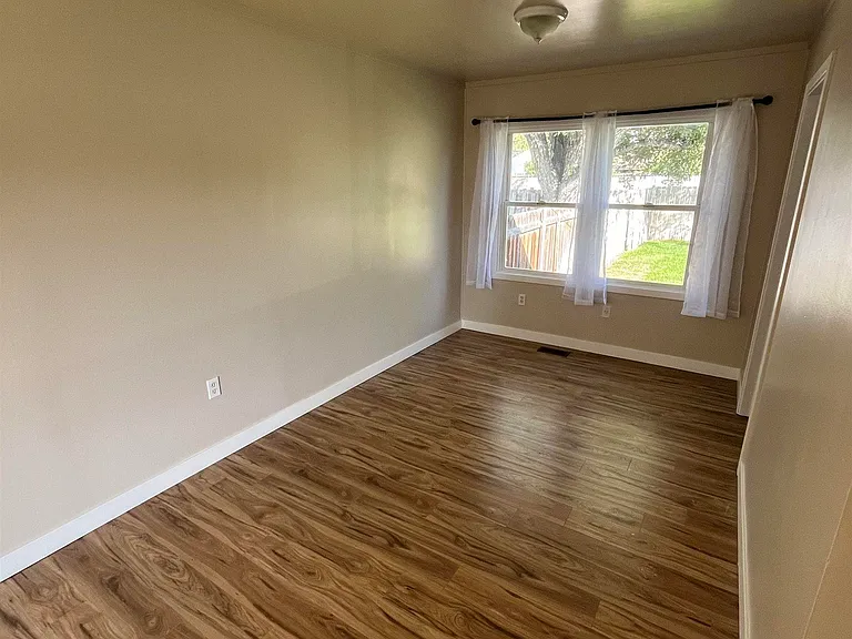 222 Casey Ave — Photo 4