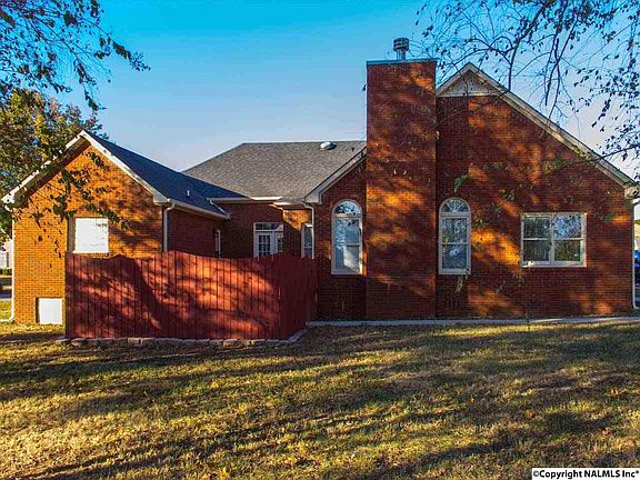 3rd image of 104 Redcliffe Dr