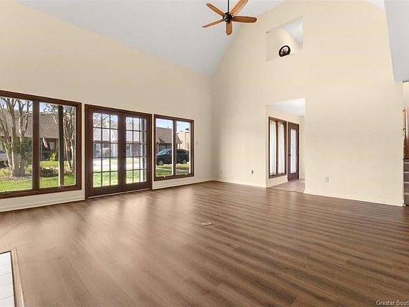 5th image of 688 Lakewood Dr