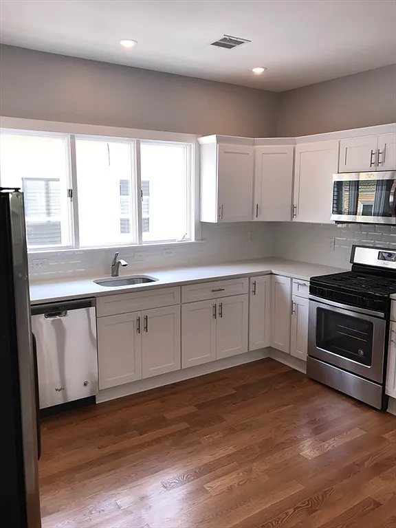 4 bed, 2.0 bath, 1900 sqft, $4,400 — Photo 3