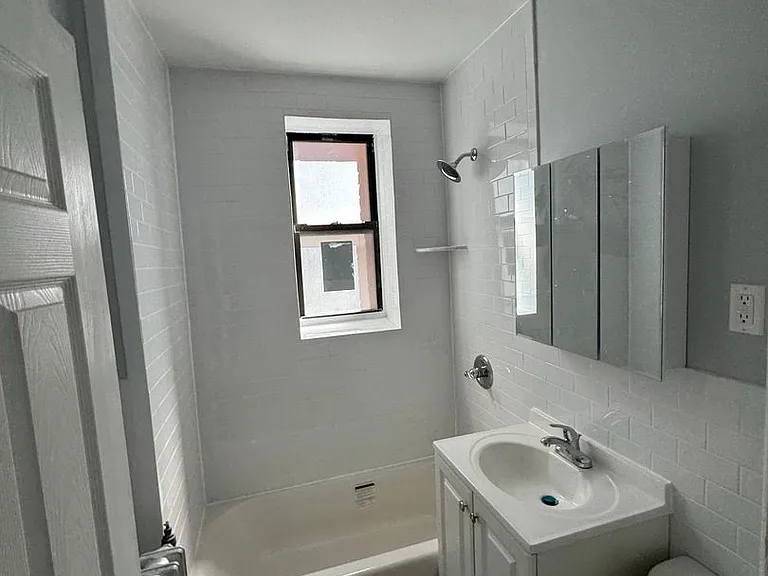 Hill Manor - Renovated Apartments Near Train Station — Photo 34