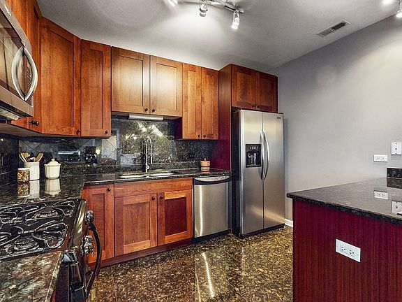 4th image of 657 W Fulton St Unit 201
