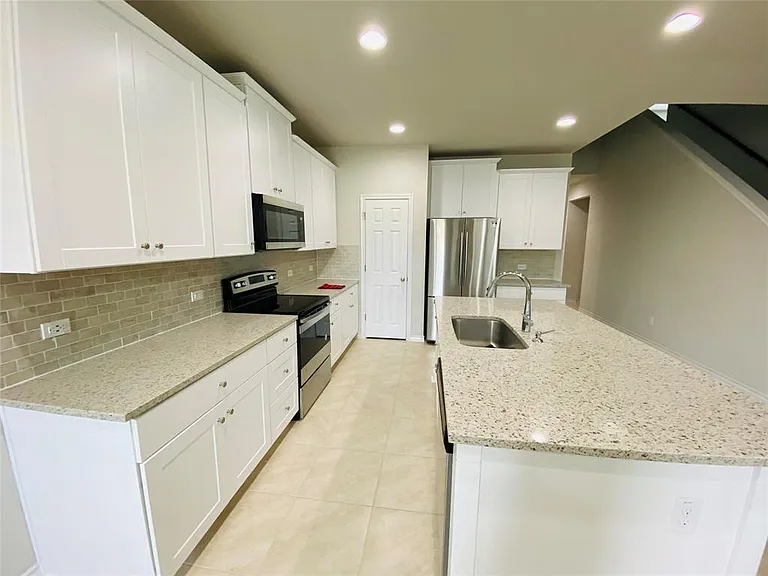 708 Aliso Trl — Photo 4