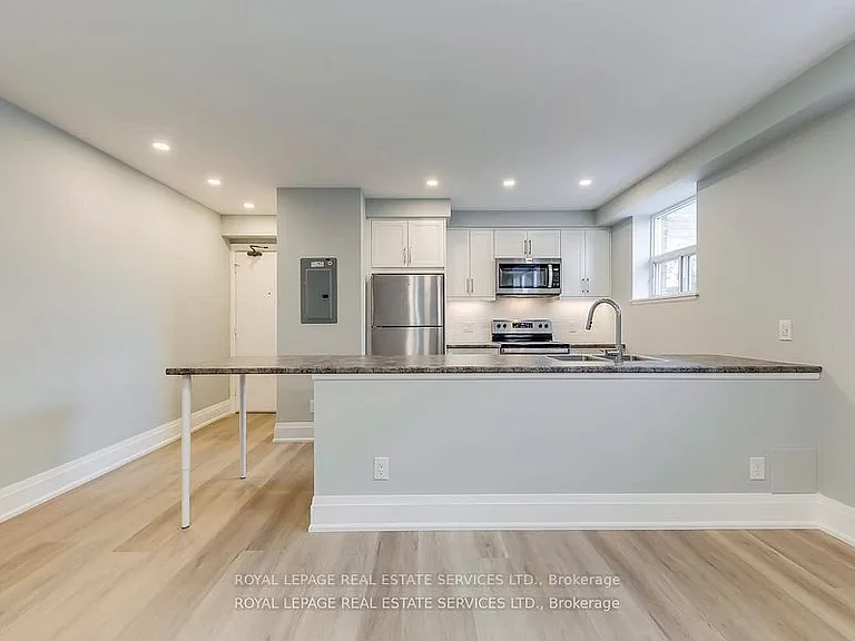 320 Lakeshore Rd W #2 — Photo 9