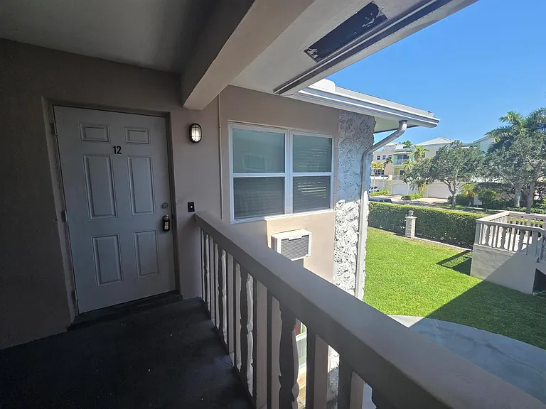 701 SE 15th St #12 — Photo 11