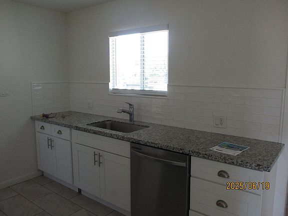 4th image of 135 W Burlwood Ln