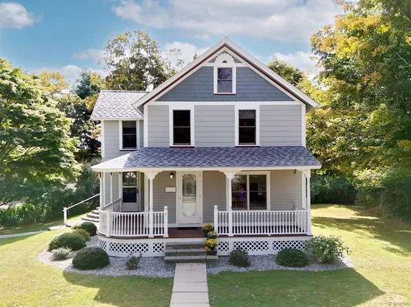 8 Wells Avenue, East Hampton, CT 06424