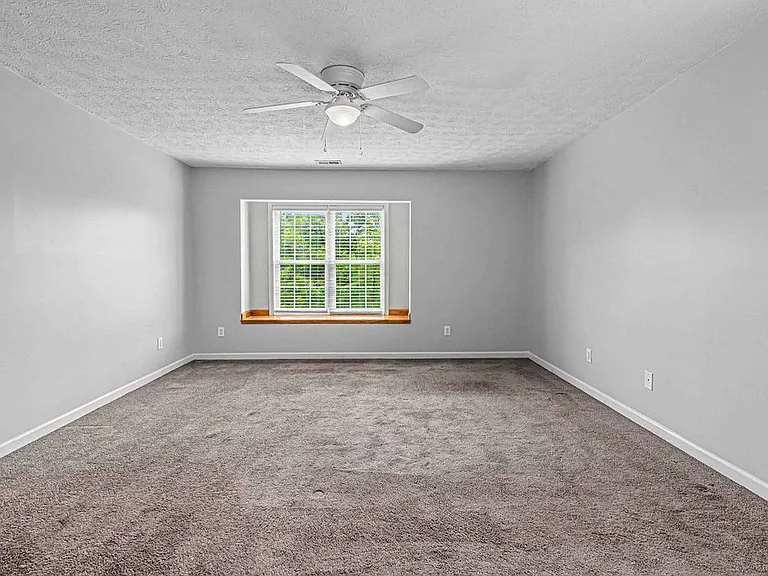 209 Lansing Ct — Photo 30