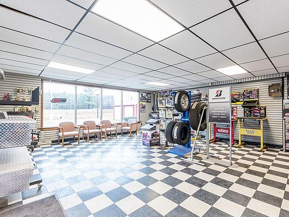 2nd image of 585 Richmond St