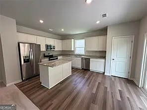 4 bed, 3.0 bath, 1982 sqft, $2,295 — Photo 2