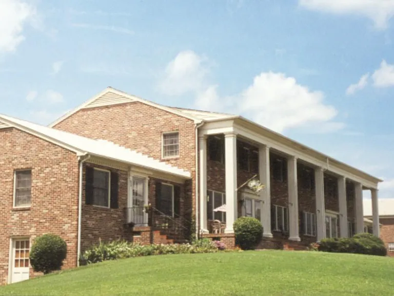Meadowbrook Apartments — Photo 4
